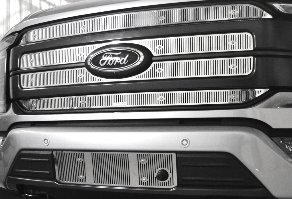 2021, 2023 Ford F150 Lariat, w/o License plate, w/ Block Heater, Bumper Screen included